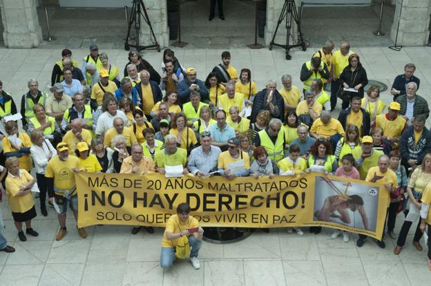 Un grupo de los afectados por los derribos extendió una pancarta alusiva a su situación en el patio del Parlamento regional