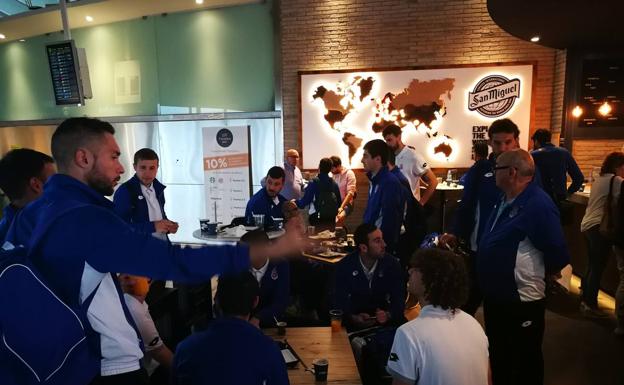 Jugadores de la Gimnástica en el aeropuerto de Loiu esta mañana.