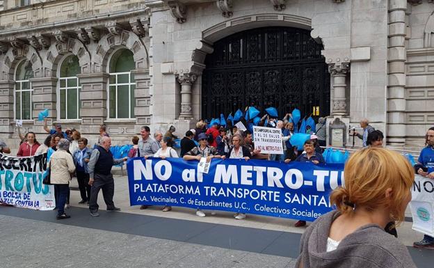 Cientos de personas vuelven a concentrarse en Santander contra el MetroTUS