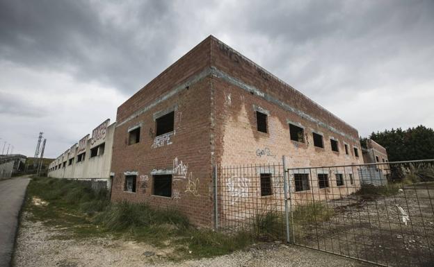 Edificio situado en Ojaiz que albergará la nueva sede de los talleres municipales y de la Policía Local de Santander.