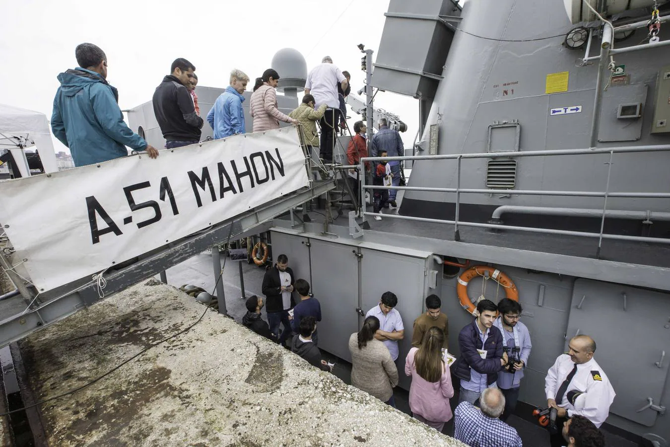 El remolcador de altura de la Armada Española 'Mahón' (A-51) hizo ayer escala en el puerto de Santander. Se trata de un buque con base en la Estación Naval de La Graña, en Ferrol, que cumple 40 años, 36 de ellos trabajando en misiones de vigilancia desde el río Miño hasta el mar Cantábrico, con una dotación de 30 personas a bordo.