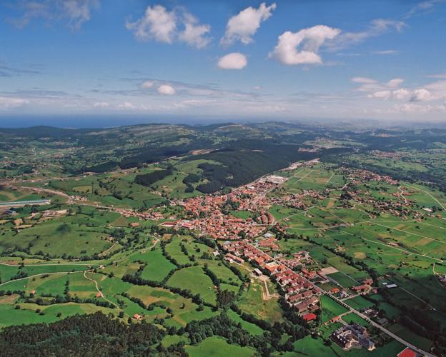 Vista aérea del casco urbano del municipio de Cabezón de la Sal. 