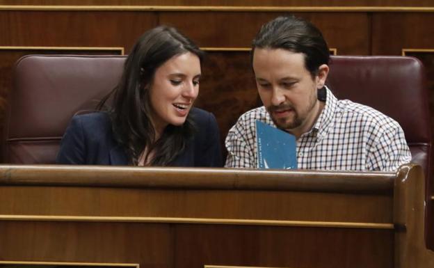 Las bases de Podemos avalan el liderazgo de Iglesias y Montero en la consulta del chalet