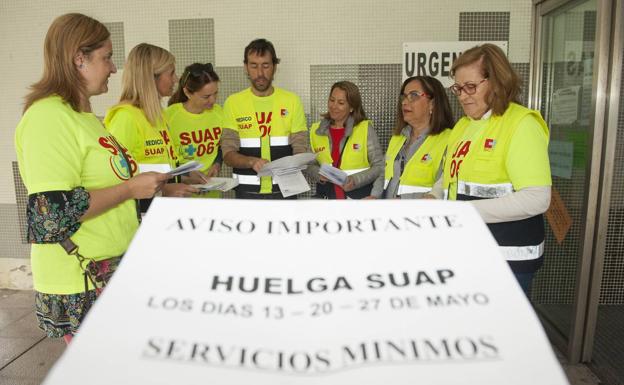 Trabajadores del SUAPy 061, en apoyo de sus compañeros en el centro de salud de El Alisal.