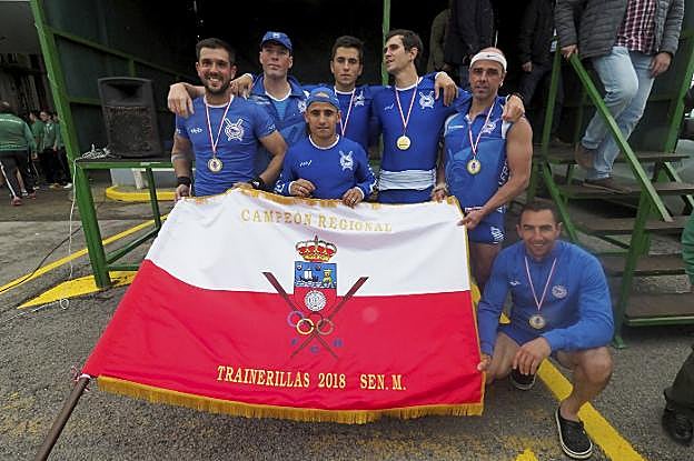 Los componentes de la trainerilla de Astillero celebran el título conseguido en Punta de Parayas. 