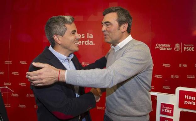 Ricardo Cortés saluda a Pablo Zuloaga tras el debate de las primarias.