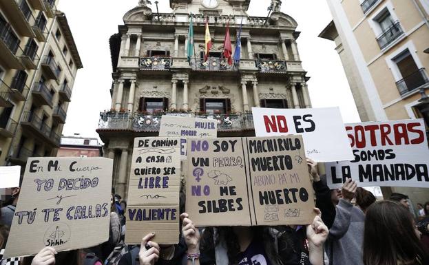 Una concentración frente al Ayuntamiento de Pamplona.