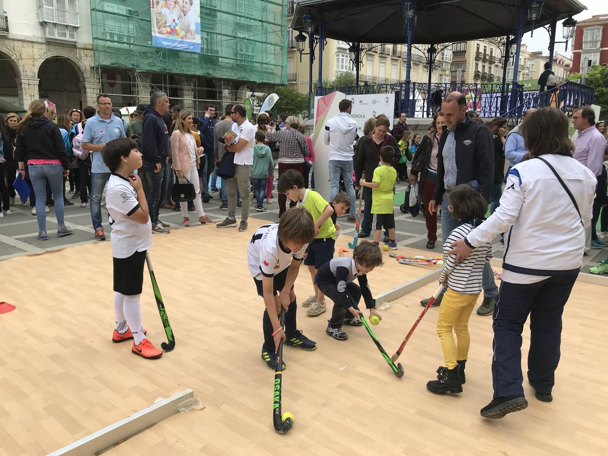 Cientos de personas han participado este fin de semana de la iniciativa Tour Mujer, Salud y Deporte en la que 15 federaciones deportivas, apoyadas por algunas de sus mejores deportistas, en qué consisten y cómo se entrenan sus deportes. 