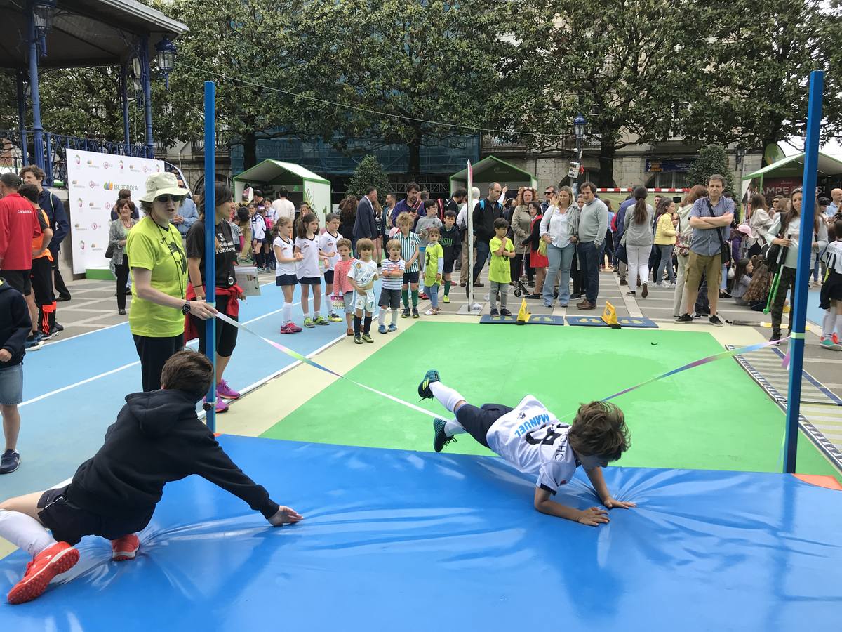 Cientos de personas han participado este fin de semana de la iniciativa Tour Mujer, Salud y Deporte en la que 15 federaciones deportivas, apoyadas por algunas de sus mejores deportistas, en qué consisten y cómo se entrenan sus deportes. 