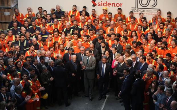 Imagen principal - Calurosa acogida al Rey Felipe VI en su visita a Reinosa y Sidenor