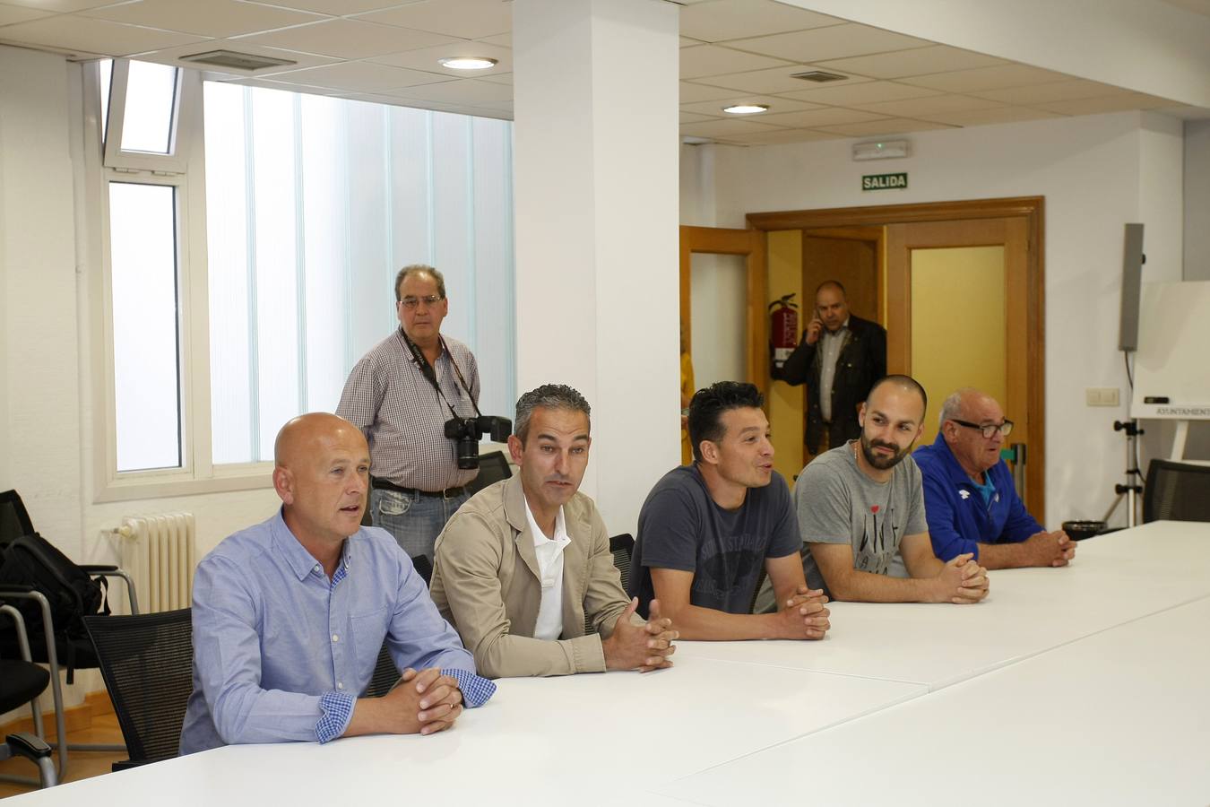 El club blanquiazul ha visitado el Ayuntamiento de Torrelavega tras la gesta del ascenso a Segunda B.