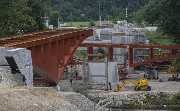 Varios operarios trabajaban ayer bajo la estructura del puente que ya se ha colocado. 