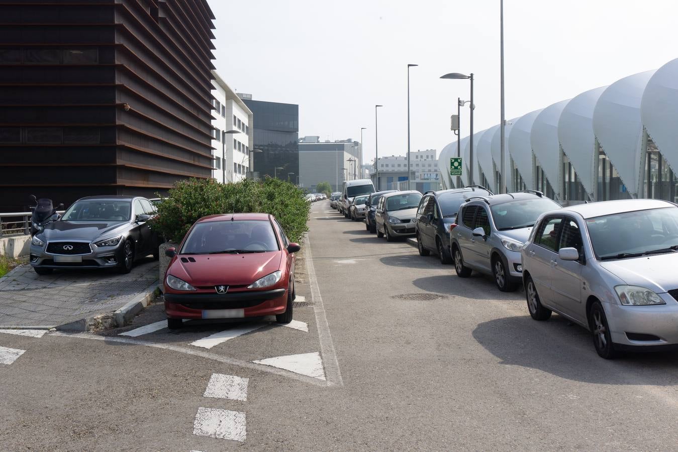 La gente aprovecha cualquier espacio para estacionar su vehiculo en el PCTCAN.