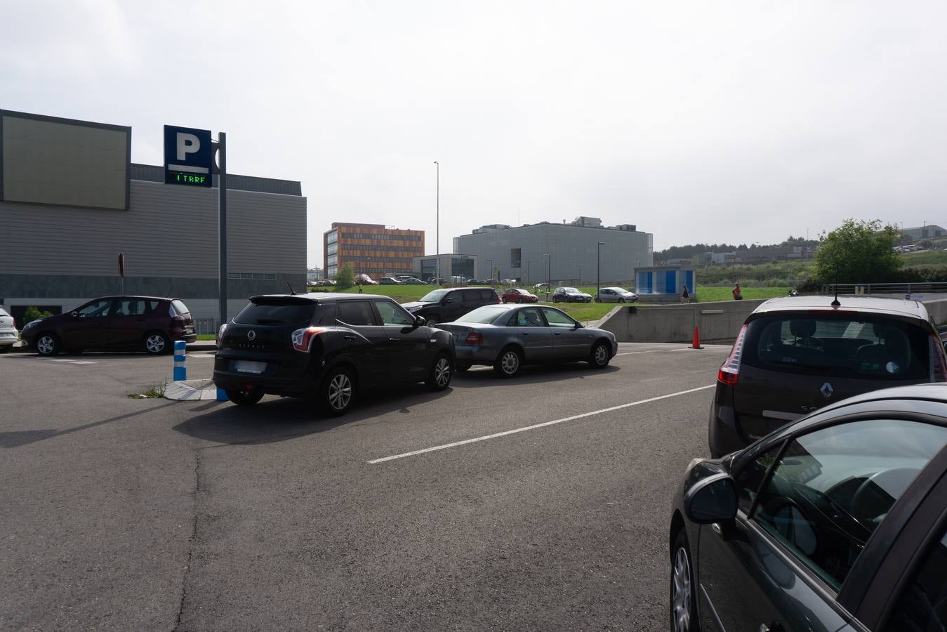 A pesar de tener parking subterraneo con plazas libres, los vehiculos se siguen estacionando en cualquier rincón.