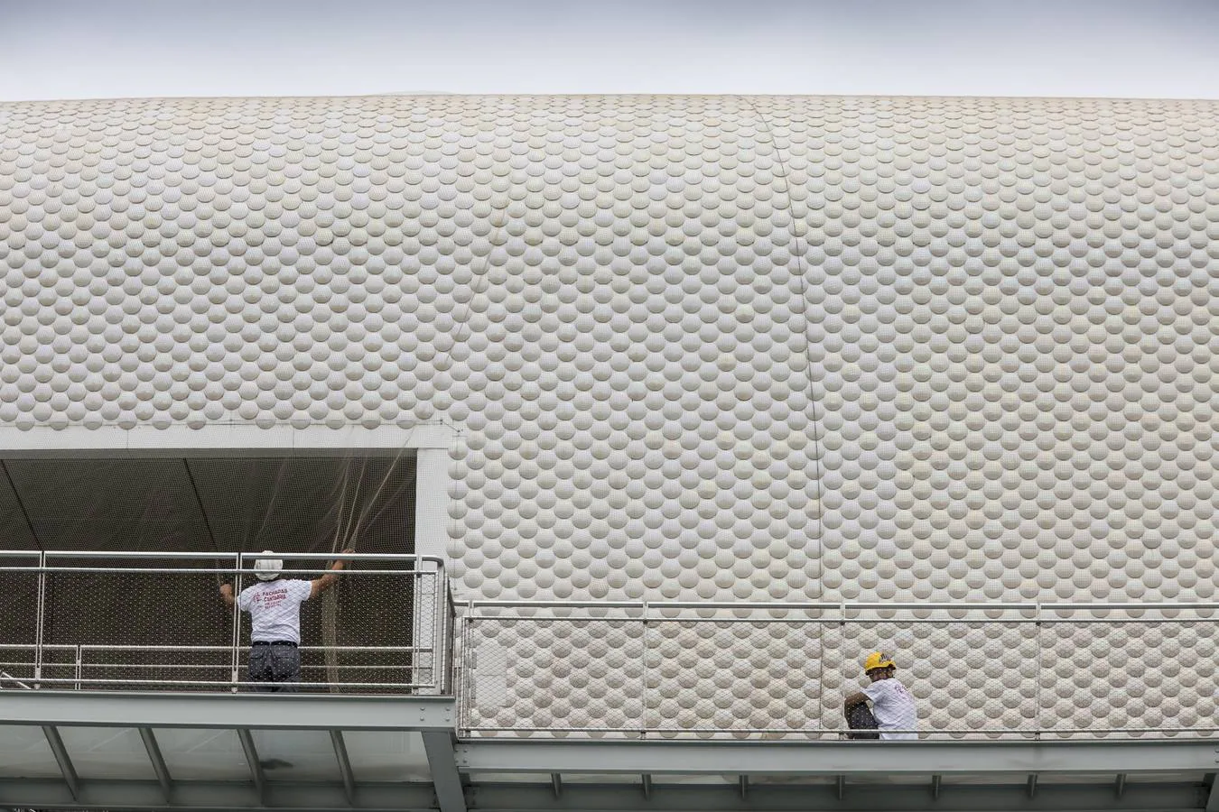 Fotos: Trabajos de instalación de una red para cubrir la fachada del Centro Botín por los problemas detectados en las piezas de cerámica que cubren la estructura