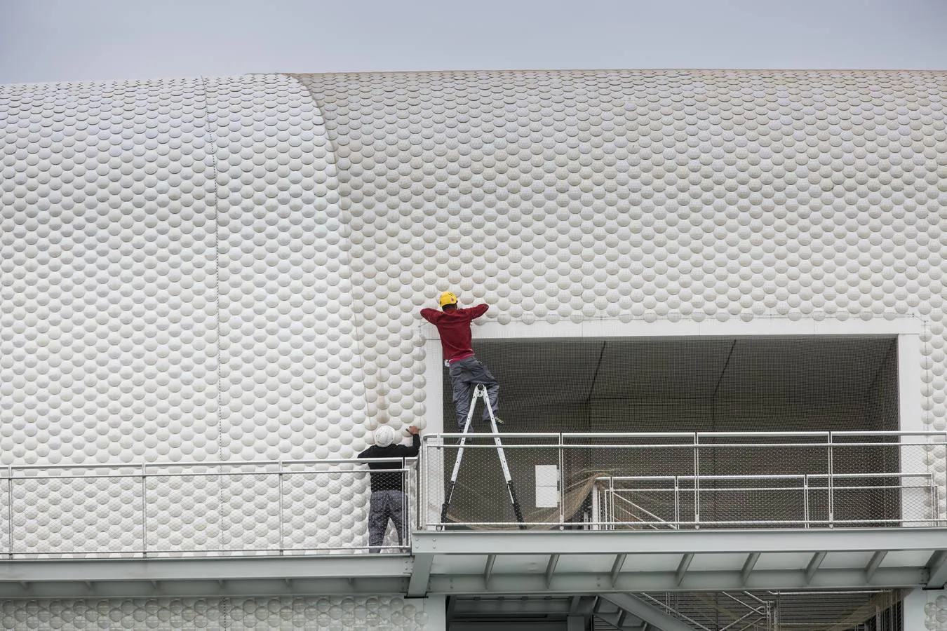 Fotos: Trabajos de instalación de una red para cubrir la fachada del Centro Botín por los problemas detectados en las piezas de cerámica que cubren la estructura