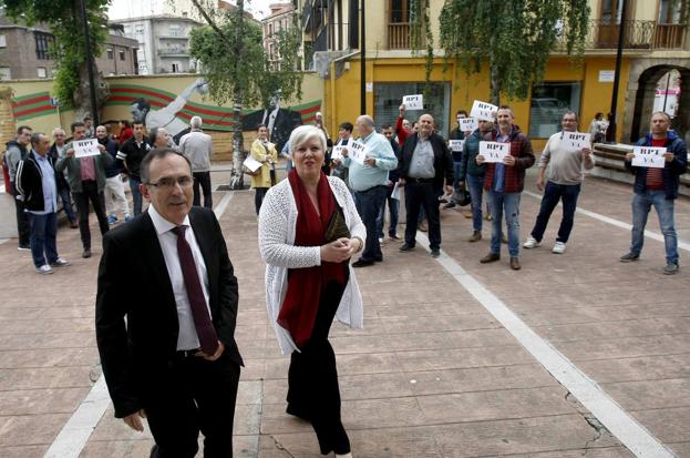 El alcalde, José Manuel Cruz Viadero, y la portavoz de Torrelavega Sí, Blanca Rosa Gómez Morante acceden al Ayuntamiento, ante las protestas de los trabajadores. 