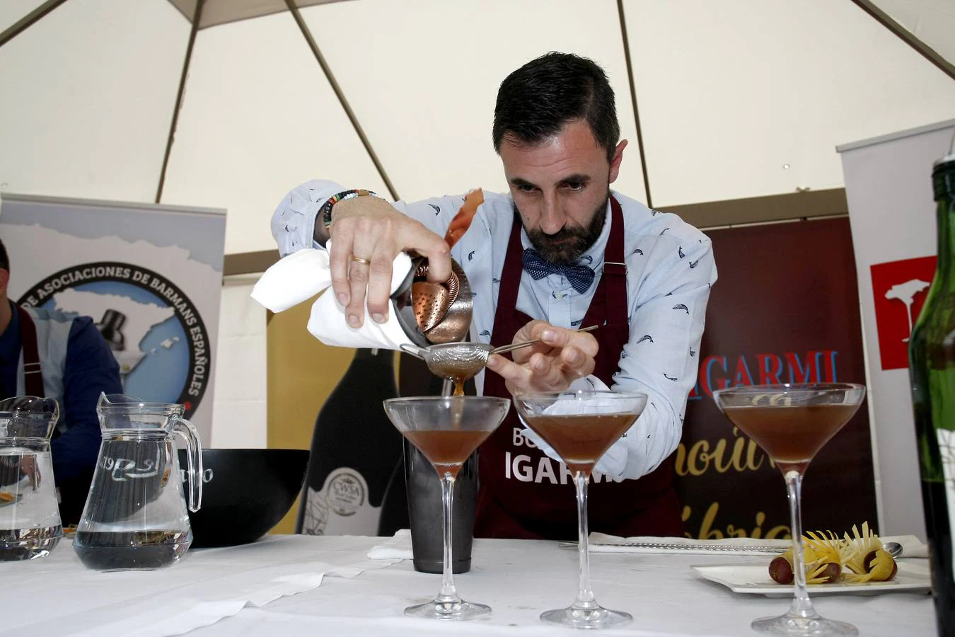 El joven del 'Clandestino Coctelería' gana el III Concurso Nacional de Coctelería con Vermut, celebrado en Torrelavega y organizado por Bodegas Igarmi