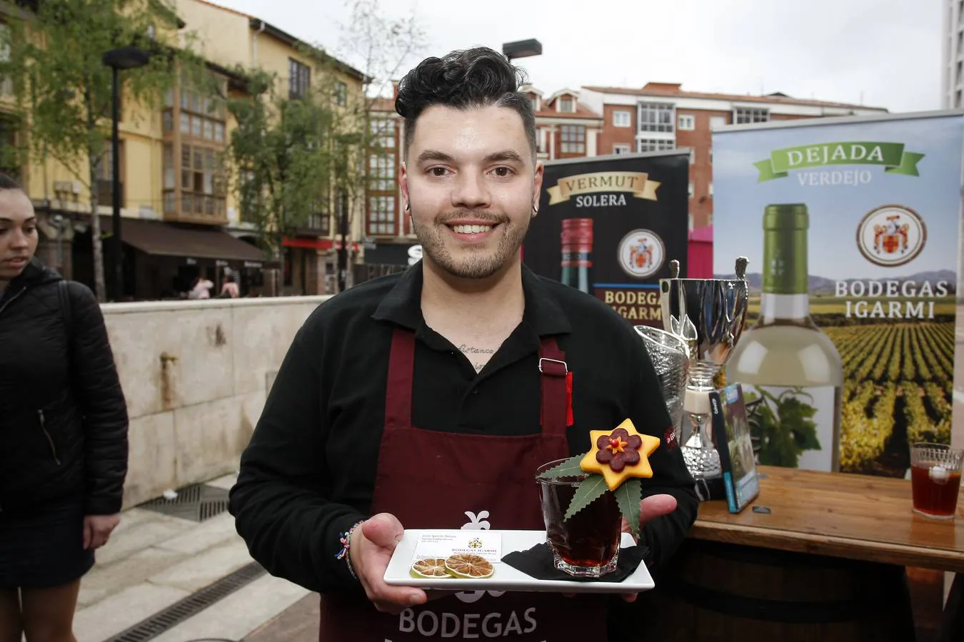 El joven del 'Clandestino Coctelería' gana el III Concurso Nacional de Coctelería con Vermut, celebrado en Torrelavega y organizado por Bodegas Igarmi