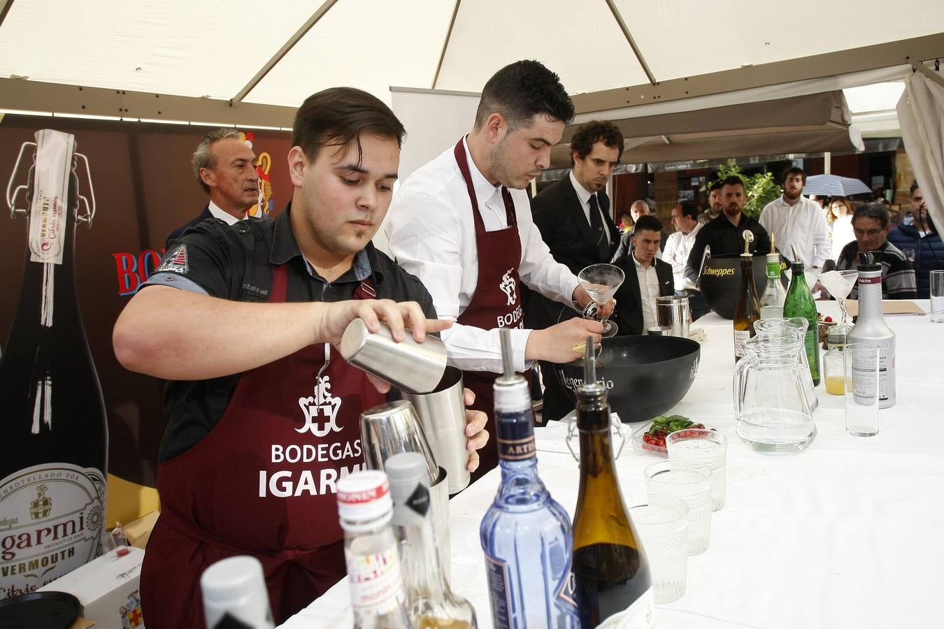 El joven del 'Clandestino Coctelería' gana el III Concurso Nacional de Coctelería con Vermut, celebrado en Torrelavega y organizado por Bodegas Igarmi