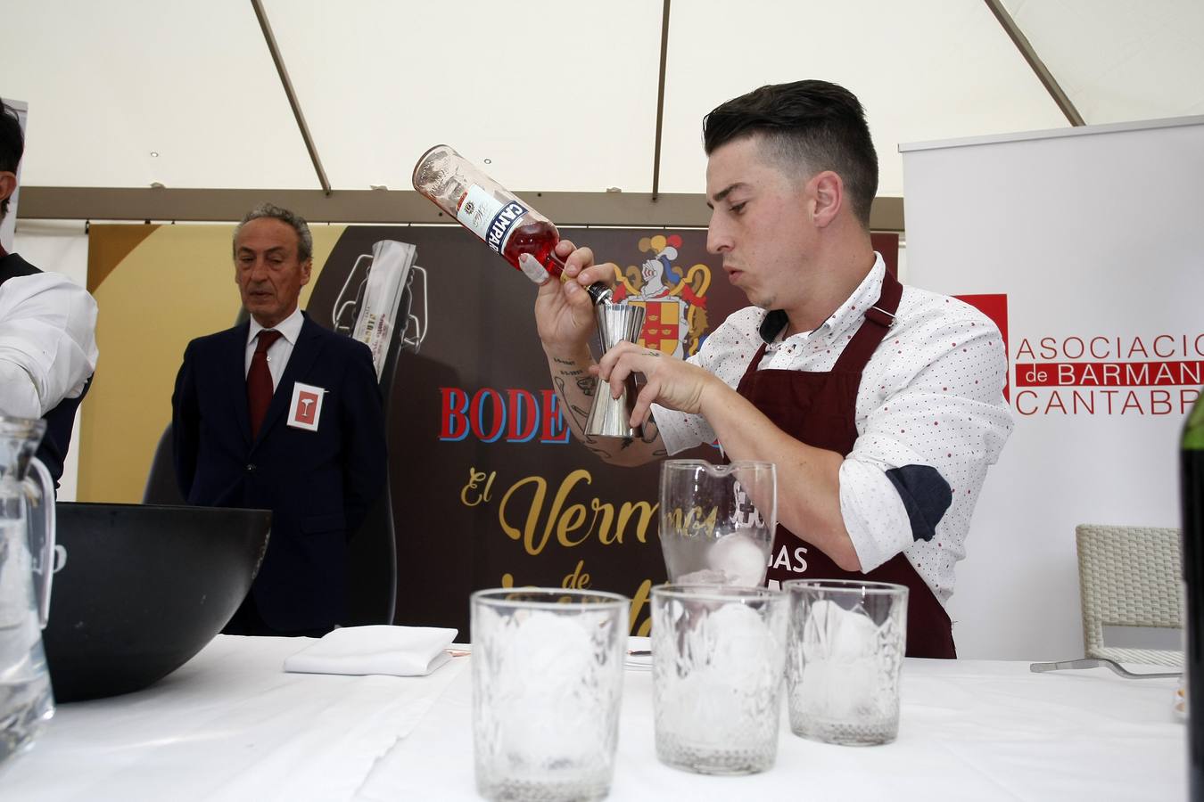 El joven del 'Clandestino Coctelería' gana el III Concurso Nacional de Coctelería con Vermut, celebrado en Torrelavega y organizado por Bodegas Igarmi