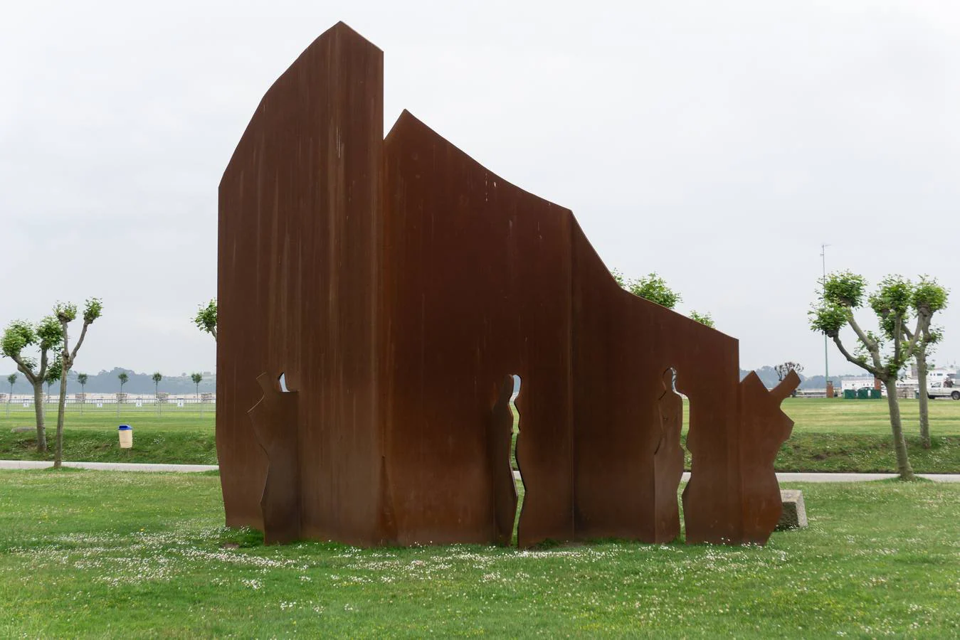 Monumento a las Víctimas del Terrorismo de Agustín Ibarrola, 2005.