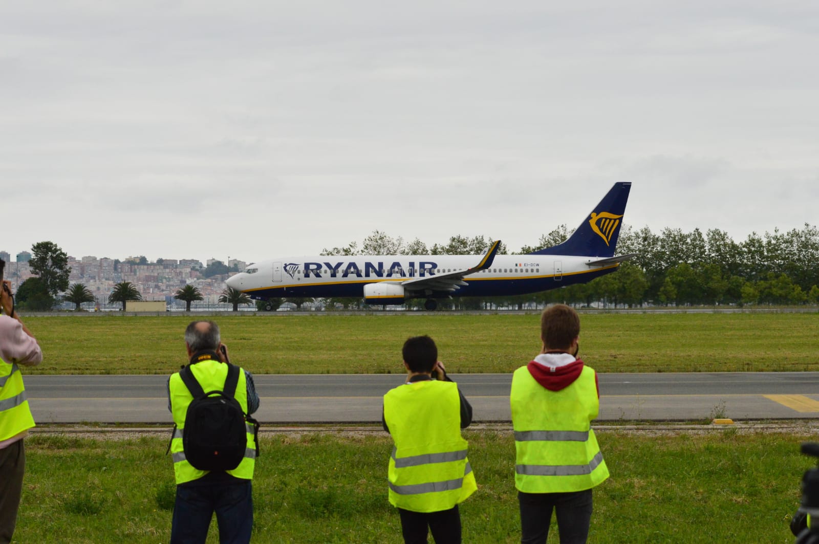 Una veintena de aficionados a fotografiar aviones han disfrutado este 31 de mayo de de la tercera edición de esta jornada