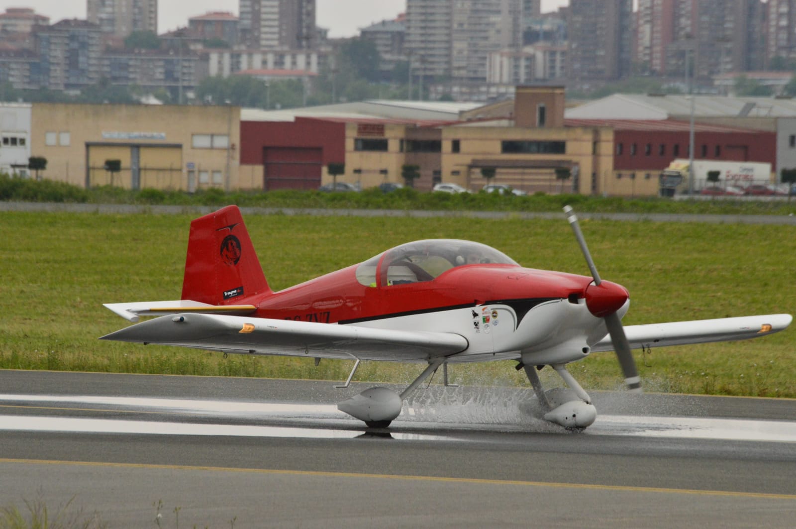 Una veintena de aficionados a fotografiar aviones han disfrutado este 31 de mayo de de la tercera edición de esta jornada