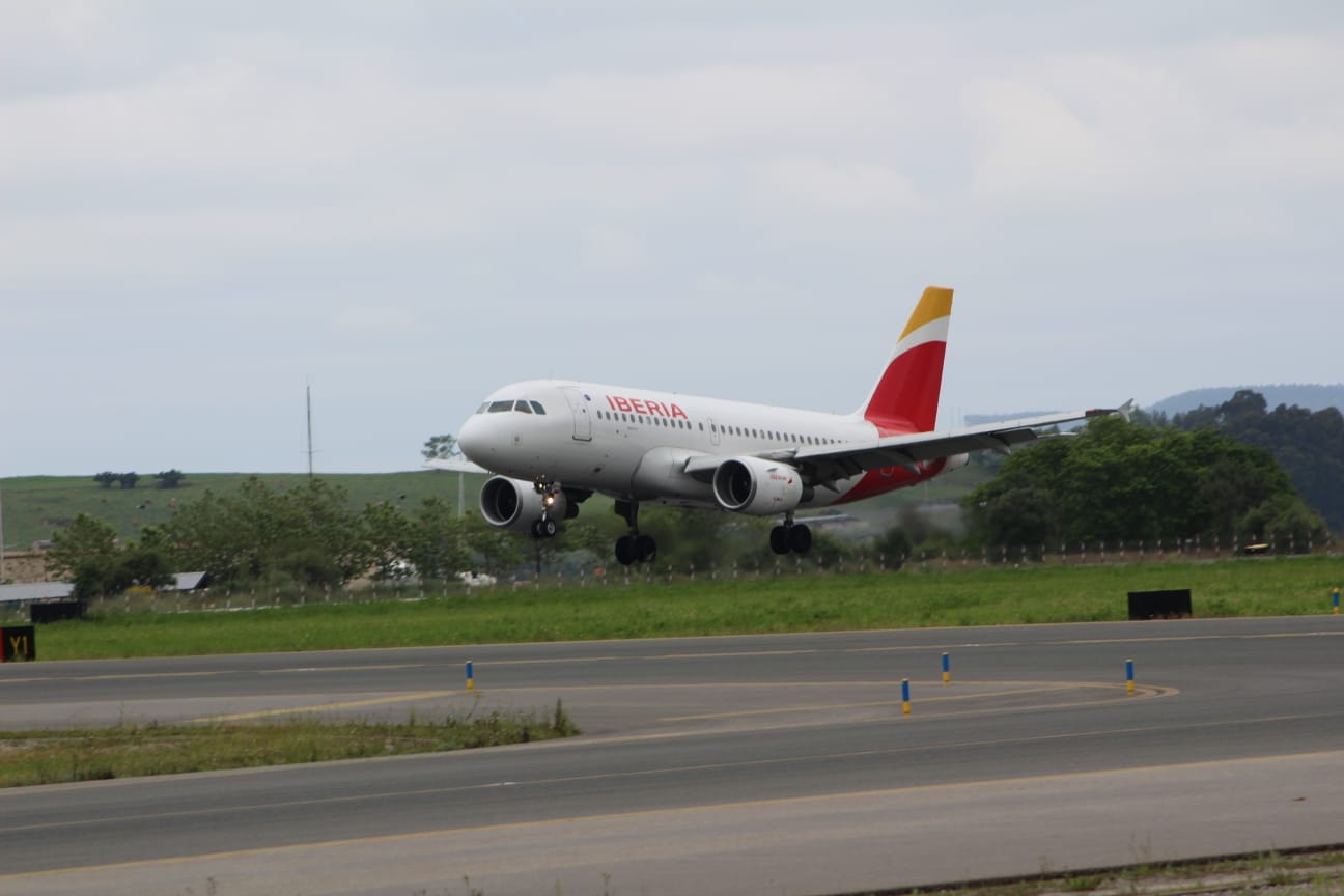 Una veintena de aficionados a fotografiar aviones han disfrutado este 31 de mayo de de la tercera edición de esta jornada