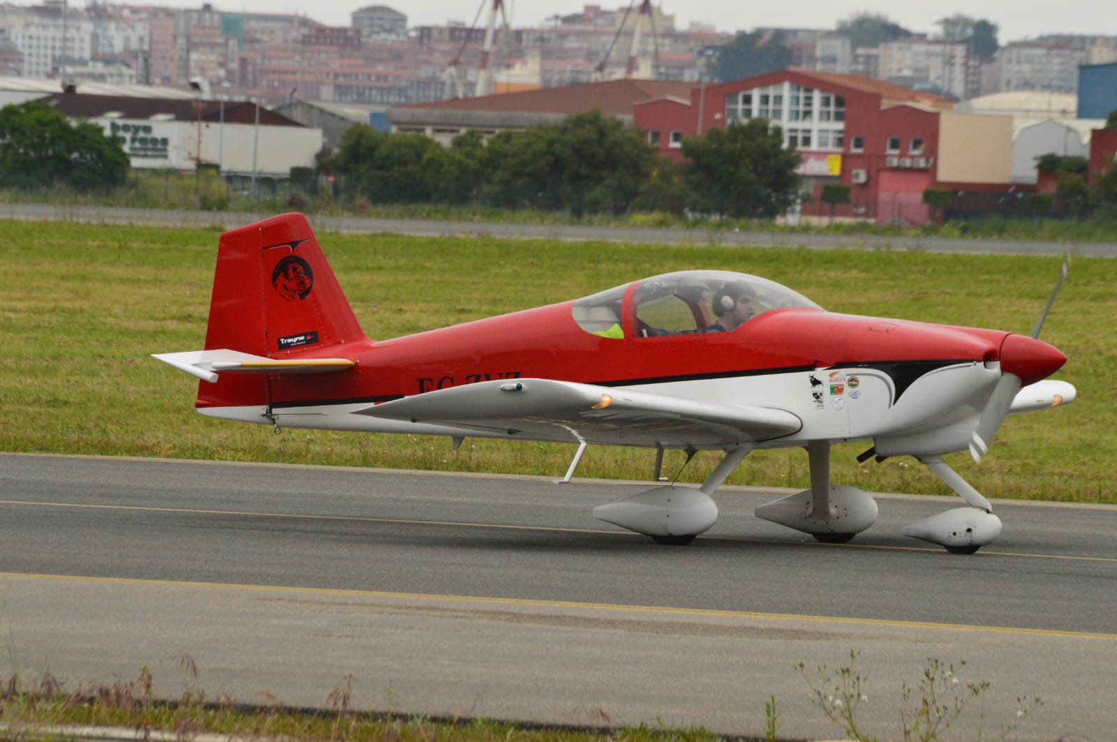 Una veintena de aficionados a fotografiar aviones han disfrutado este 31 de mayo de de la tercera edición de esta jornada