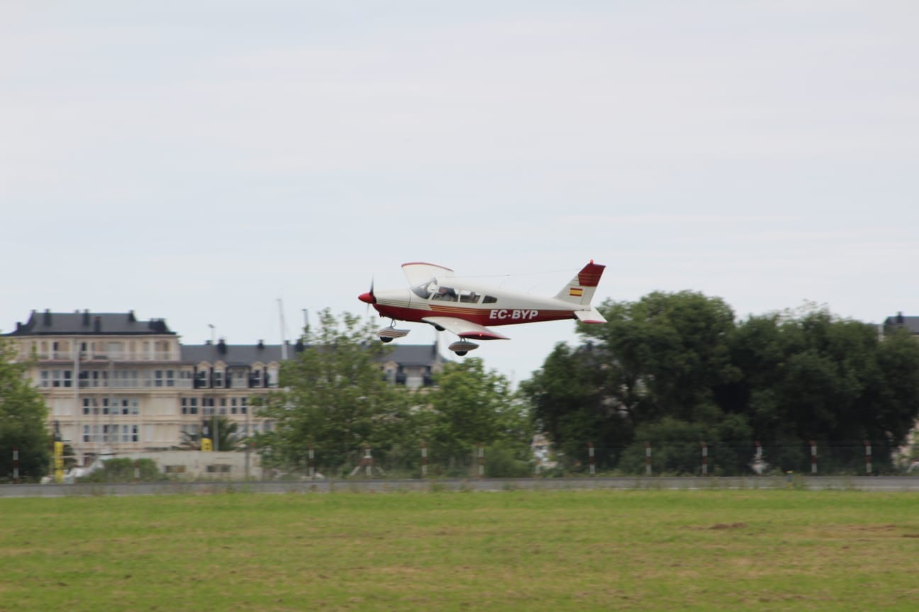 Una veintena de aficionados a fotografiar aviones han disfrutado este 31 de mayo de de la tercera edición de esta jornada