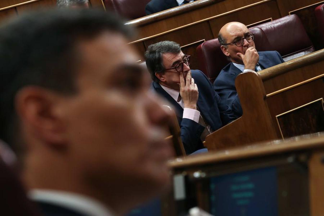 El PNV facilita el éxito de la moción y Pedro Sánchez se hace con la Presidencia del Gobierno.