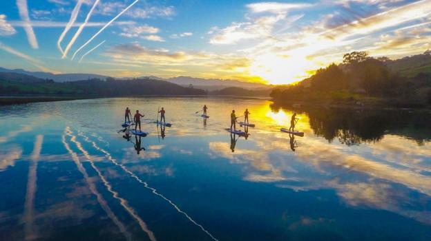 Las rías de San Vicente ofrecen un entorno único para navegar en tablas de surf con remos, disfrutando de parajes excepcionales del Parque Natural de Oyambre