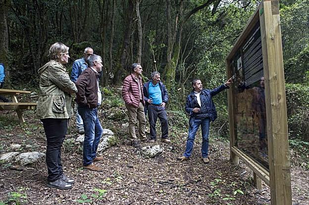 La alcaldesa, Esther Bolado, y el concejal de Turismo, Eugenio Gómez, en su visita a la nueva ruta. 
