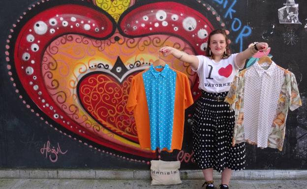 Daniela Duarte muestra sus camisas 'vintage' en una calle de Oporto. 