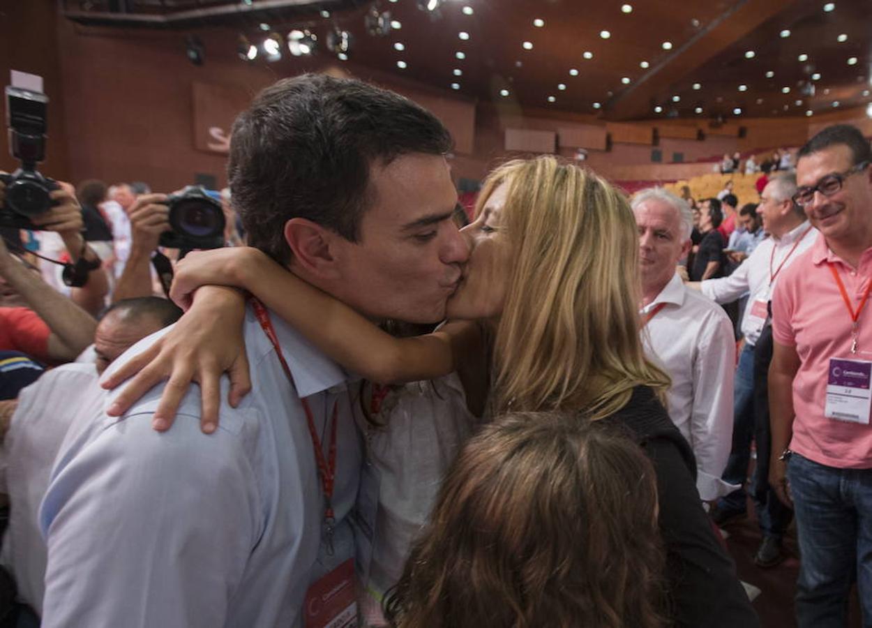 Pedro Sanchez, con su hija en brazos, besa a su mujer, Begoña Gomez, en el Congreo Extraordinario donde se proclamó nuevo secretario general del partido. el 27 de julio de 2014. Fue el candidato con más avales (unos 40.000) y logró el 49% de los votos.
