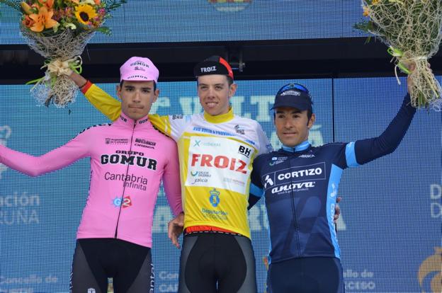 Óscar Linares, Sergio Vega y Jorge Montenegro, en el podio final de la Vuelta a La Coruña. 