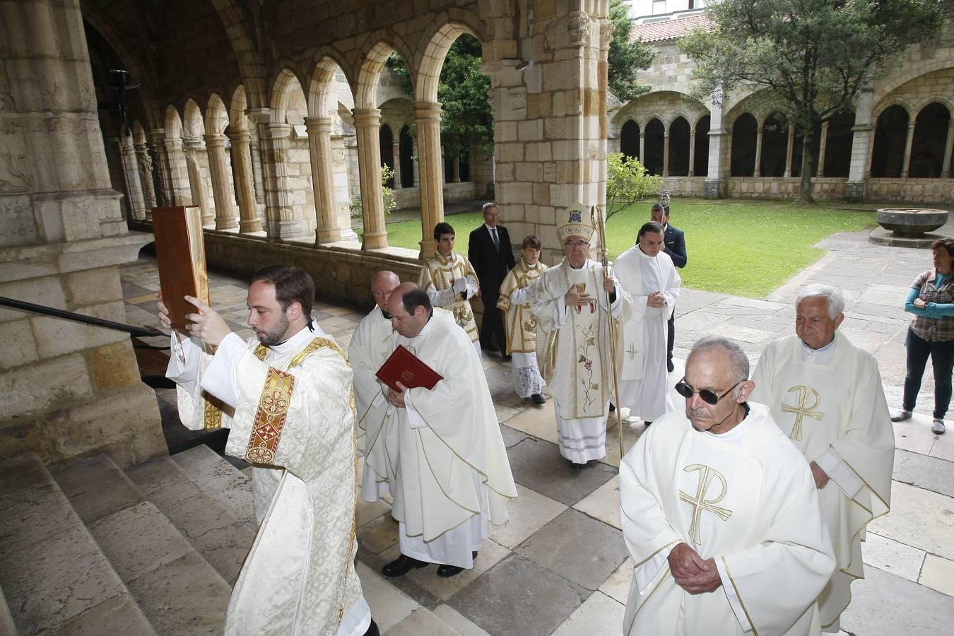 Fotos: El obispo de Santander preside la misa del Corpus