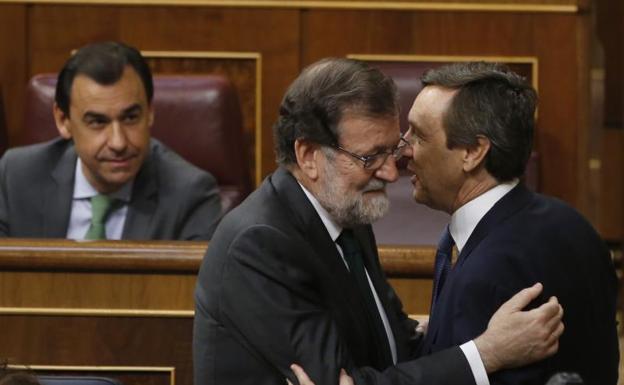 Mariano Rajoy habla con el portavoz popular en el Congreso, Rafael Hernando.