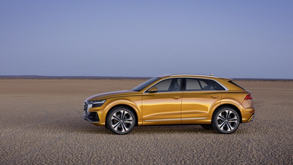 El tope de la familia Q de Audi llega con el Q8, un modelo que combina la línea de un cupé de lujo de cuatro puertas con la versatilidad propia de un SUV de gran tamaño. Una de las novedades de diseño es la ancha parrilla de diseño octogonal.