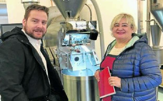 Raúl Alonso y Begoña Baqué con una máquina Loring.