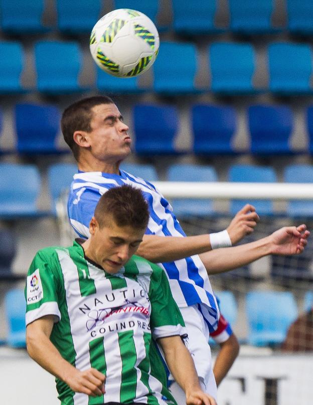 Fer remata de cabeza tras ganar en altura a un rival.