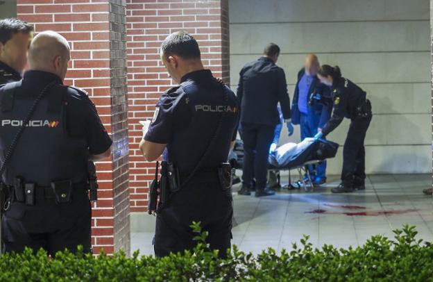 Los agentes de la Policía Nacional y los trabajadores de la empresa funeraria retiran el cuerpo del lugar en el que fue encontrado en una urbanización de Monte el pasado miércoles.