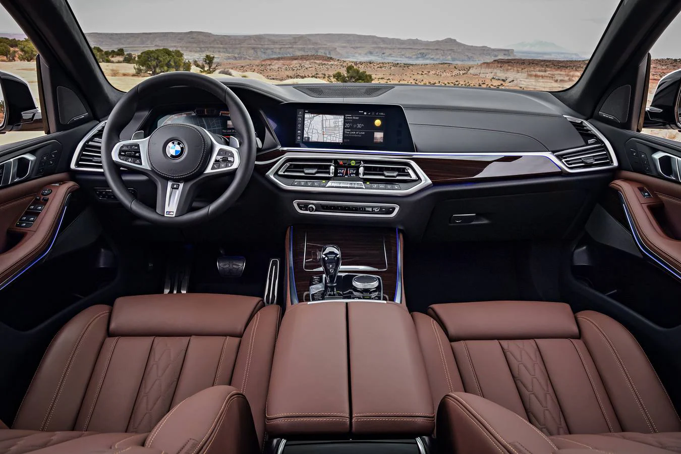 BMW actualiza el X5 con una nueva versión, cuya apariencia es más robusta, con códigos de diseño actualizados y mayor amplitud del habitáculo gracias a unas dimensiones ampliadas. Las nuevas tecnologías representan un paso más en el camino hacia la conducción autónoma.