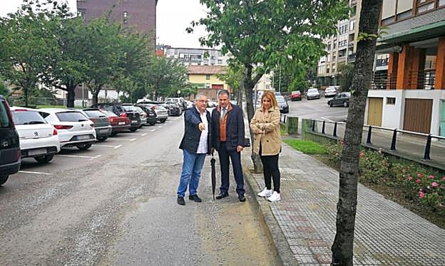 El alcalde, Francisco Ortiz, y la concejala, Maica Melgar, visitaron la zona, acompañados por un responsable de la empresa. 