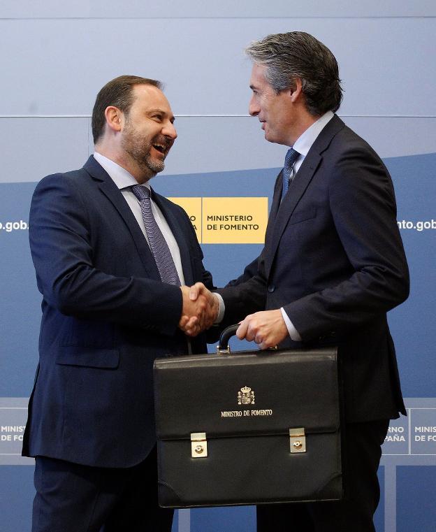 Íñigo de la Serna entrega la cartera de ministro de Fomento a José Luis Ábalos. 