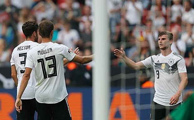 Jugadores celebrando el gol