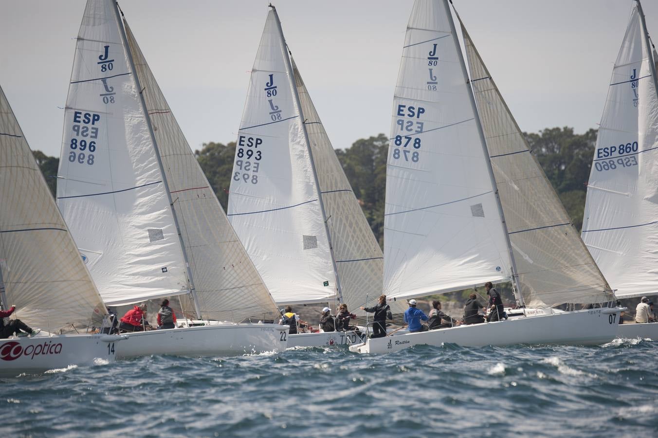 El Regional de J80 llega al Circuito Montañés, que este fin de semana toma las aguas de la bahía de la capital cántabra