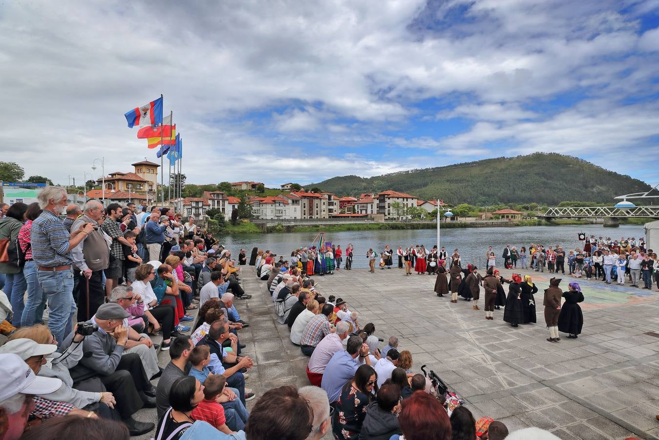 La XVI Fiesta de la Gaita de Unquera, en Val de San Vicente, ha reunido este fin de semana a un numeroso público en torno a una celebración que cada año pretende promover el apoyo al folclore de la región con la organización de una serie de actividades y actuaciones en torno a la música y las tradiciones cántabras.