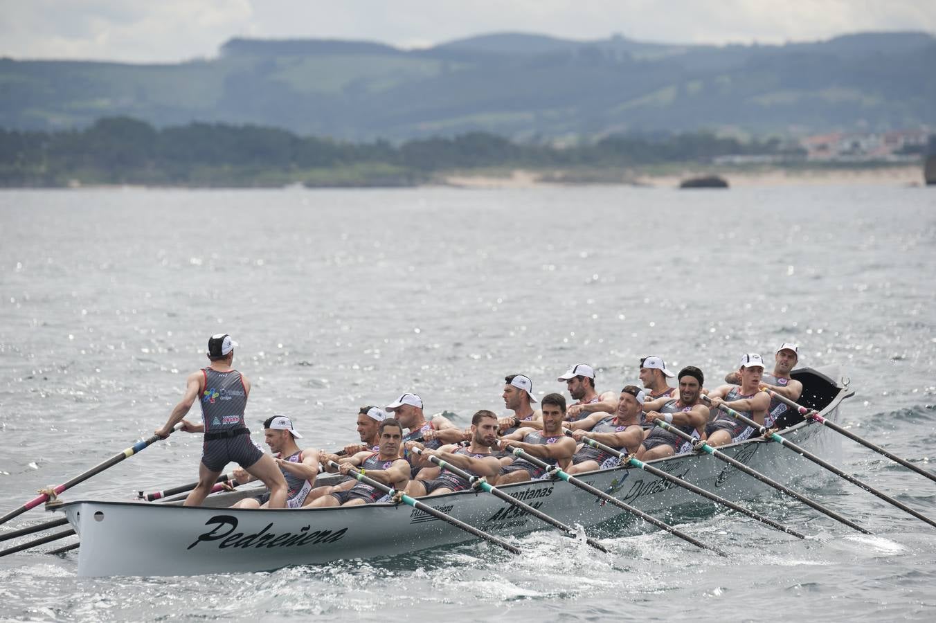 Los azules consiguieron aventajar en el primer tramo de la regata a Pedreña y mantuvieron la renta hasta la línea de meta